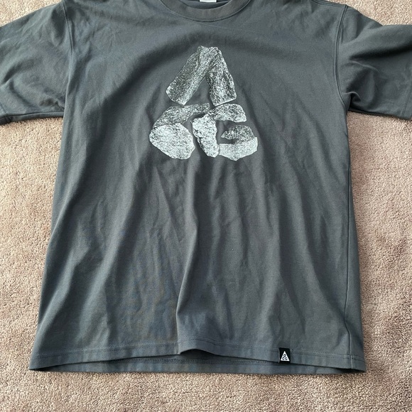 Nike ACG Rock Men’s Graphic T-shirt - Picture 2 of 5